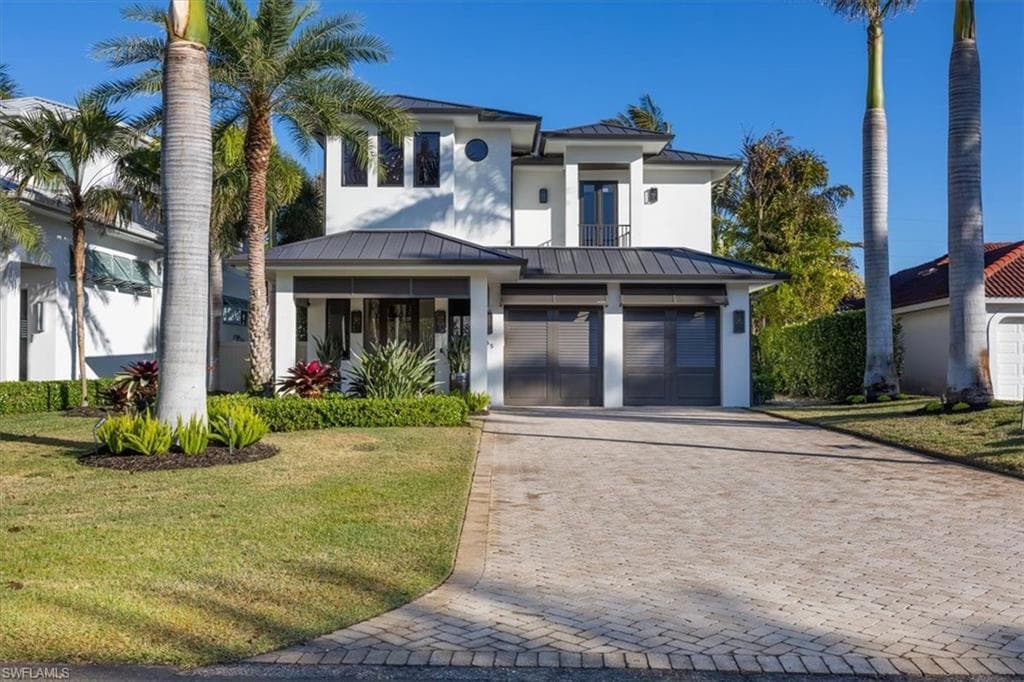 565 Fairway Ter, Naples, FL 34103-33