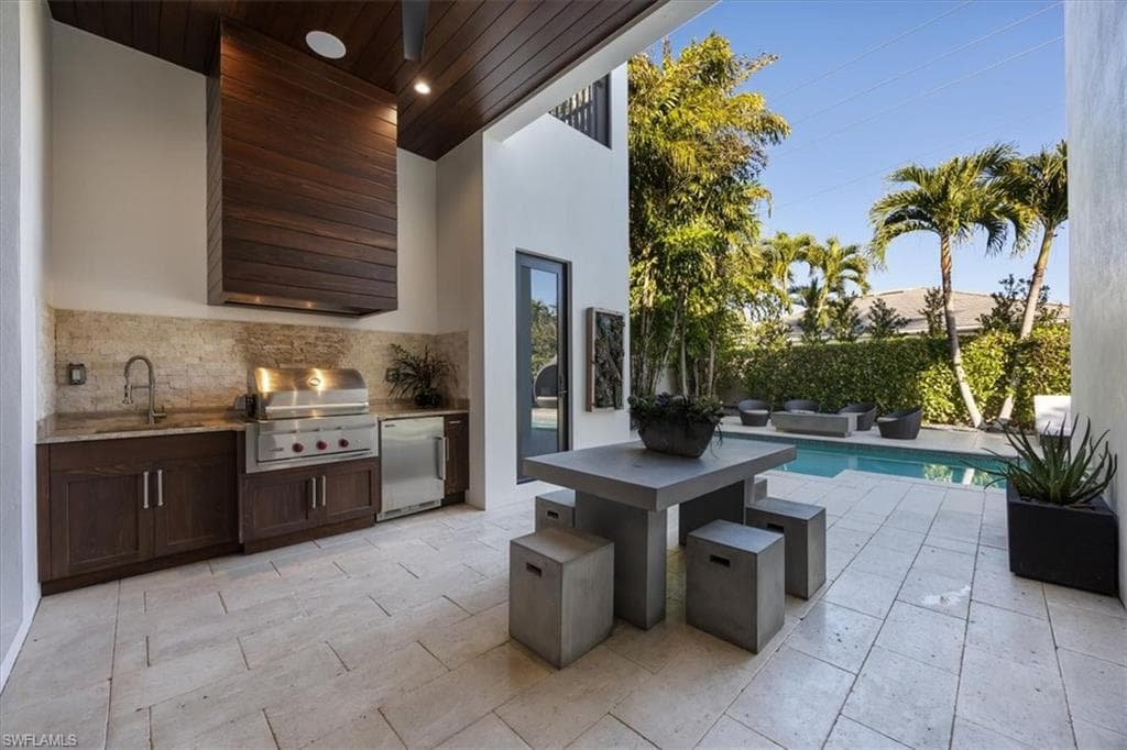 565 Fairway Ter, Naples, FL 34103-3