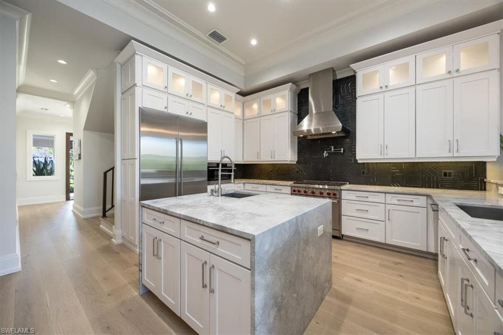 565 Fairway Ter, Naples, FL 34103-6