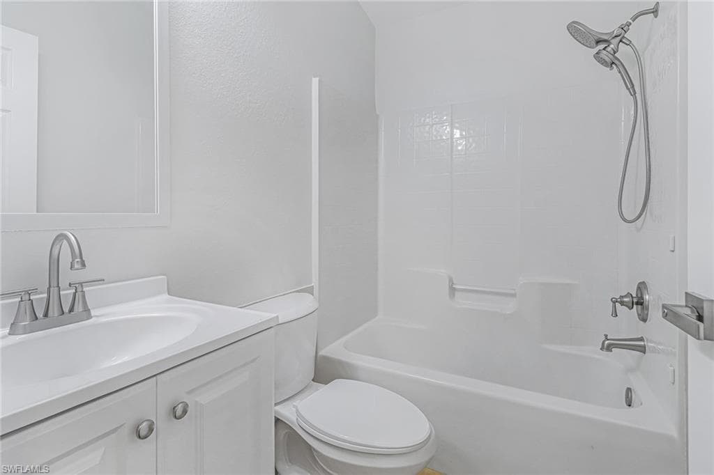 2921 2nd Ave SE, Naples, FL 34117-8