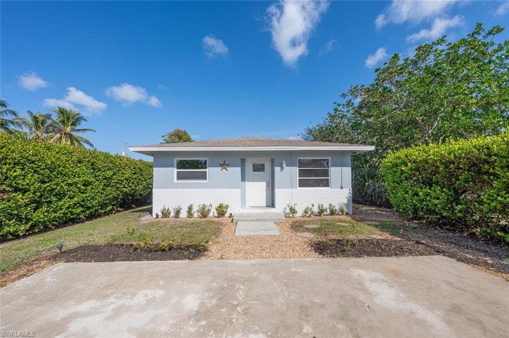 711 108th Ave N, Naples, FL 34108-4