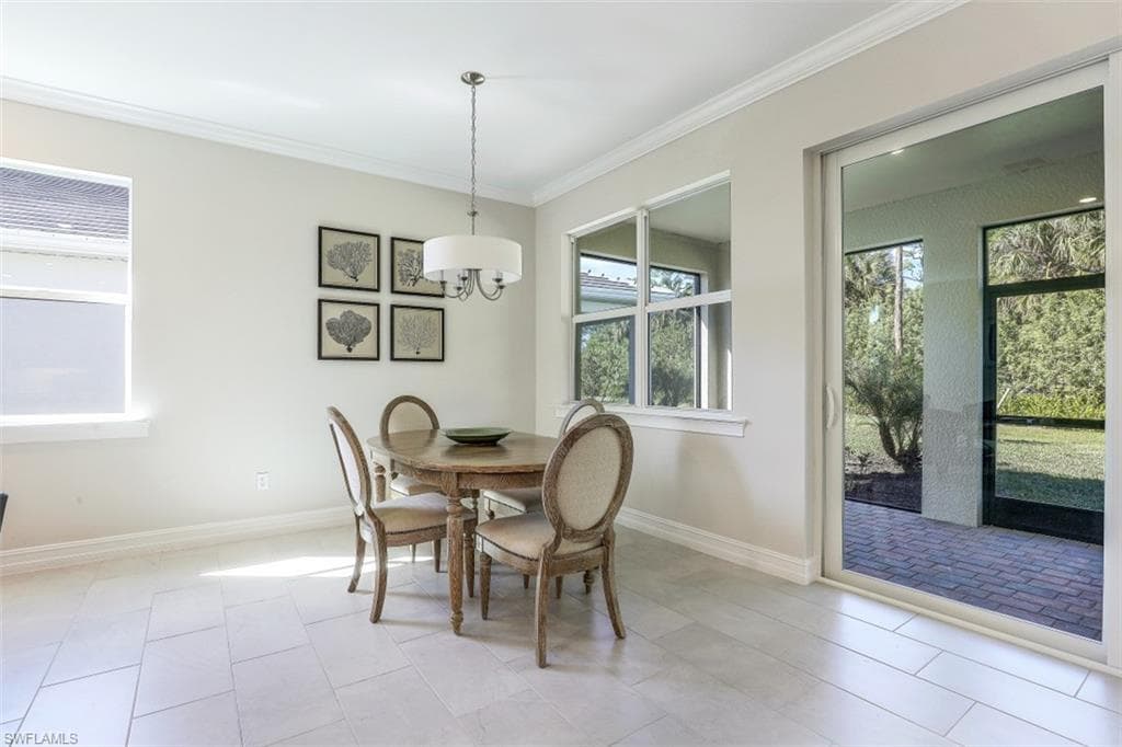 315 Tamarindo Ln, Naples, FL 34114-9
