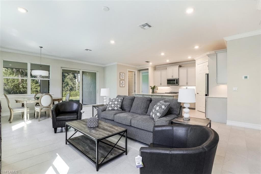 315 Tamarindo Ln, Naples, FL 34114-4
