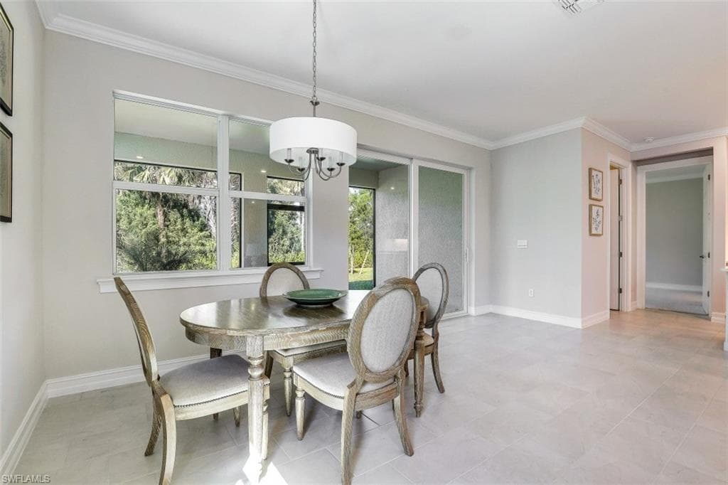315 Tamarindo Ln, Naples, FL 34114-8