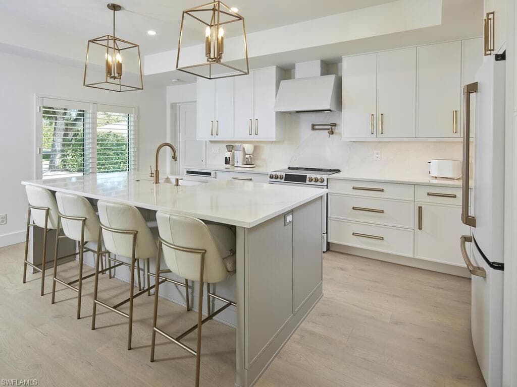 1080 13th St N, Naples, FL 34102-9
