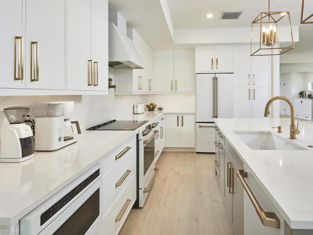 1080 13th St N, Naples, FL 34102-10