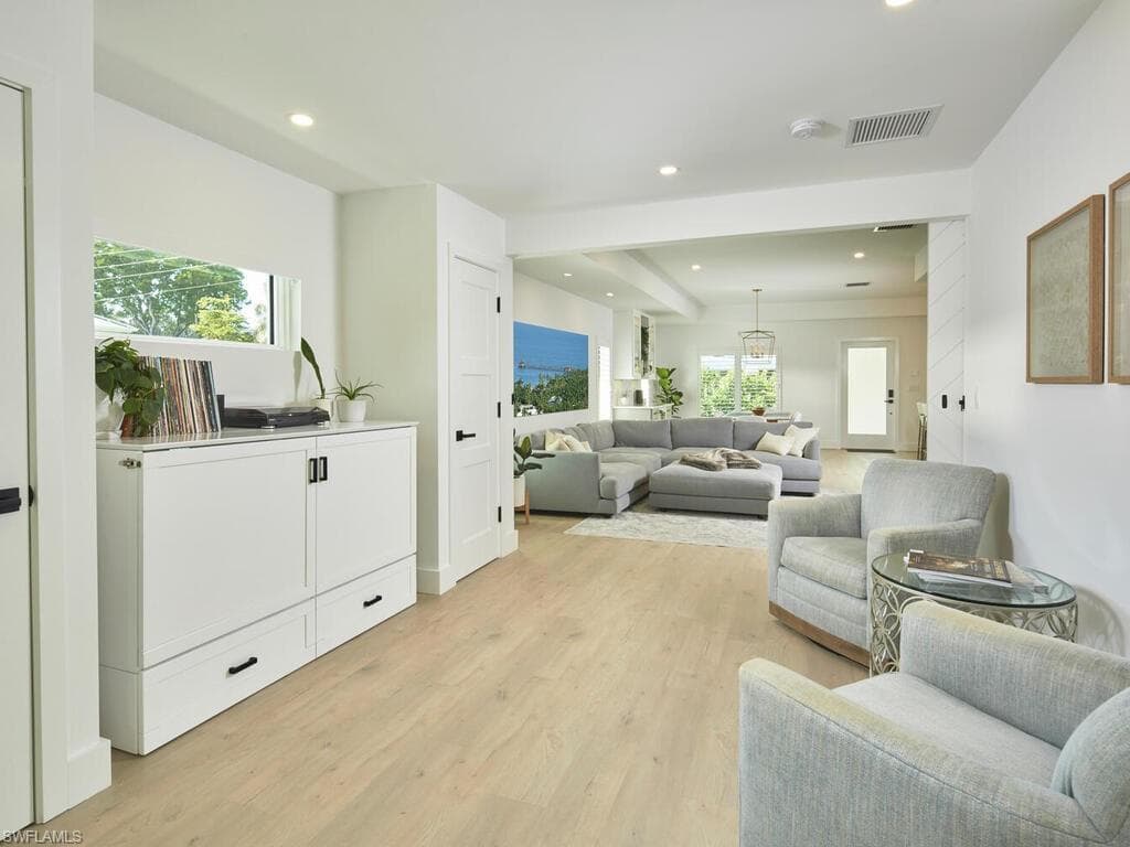 1080 13th St N, Naples, FL 34102-17