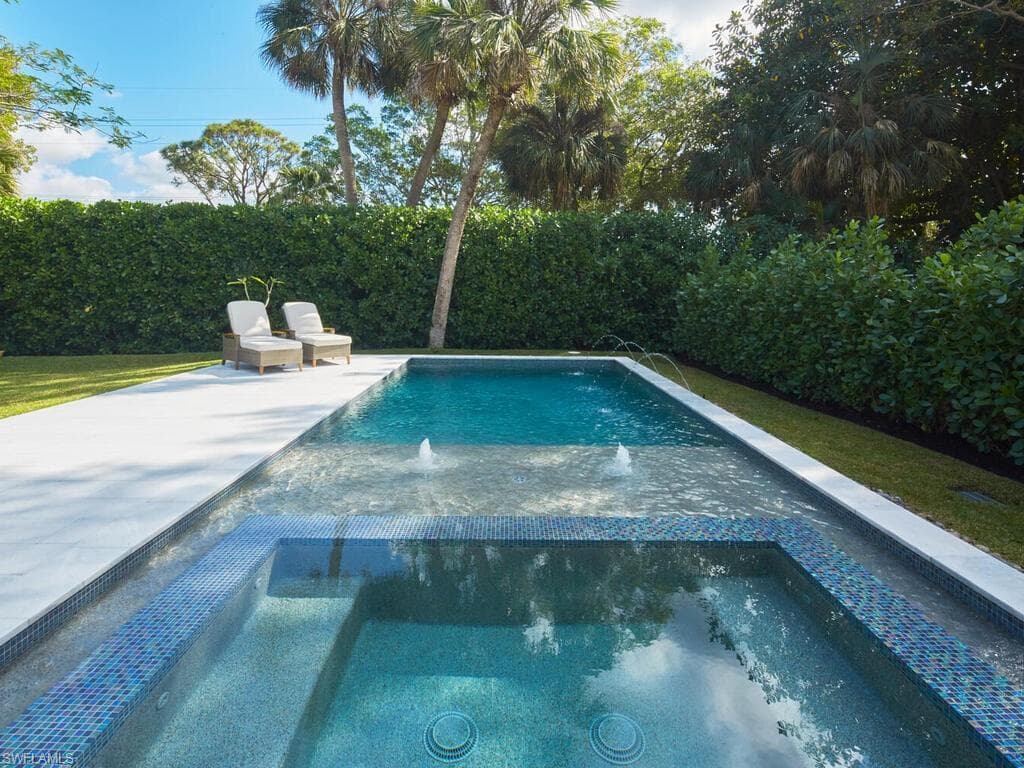 1080 13th St N, Naples, FL 34102-28