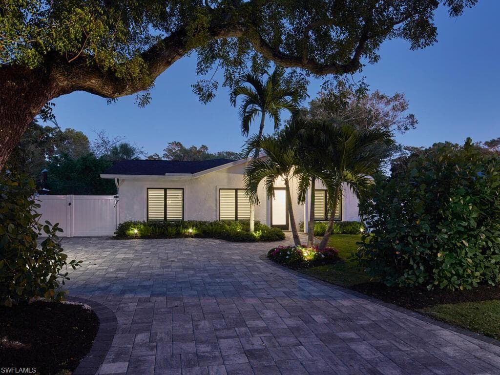 1080 13th St N, Naples, FL 34102-2