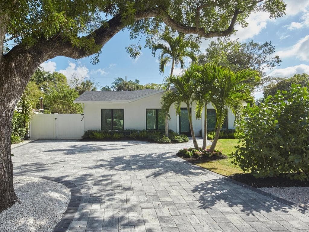 1080 13th St N, Naples, FL 34102-33