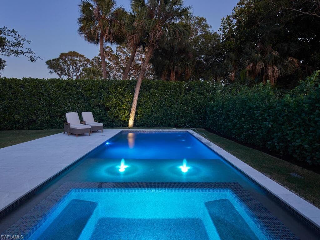 1080 13th St N, Naples, FL 34102-3