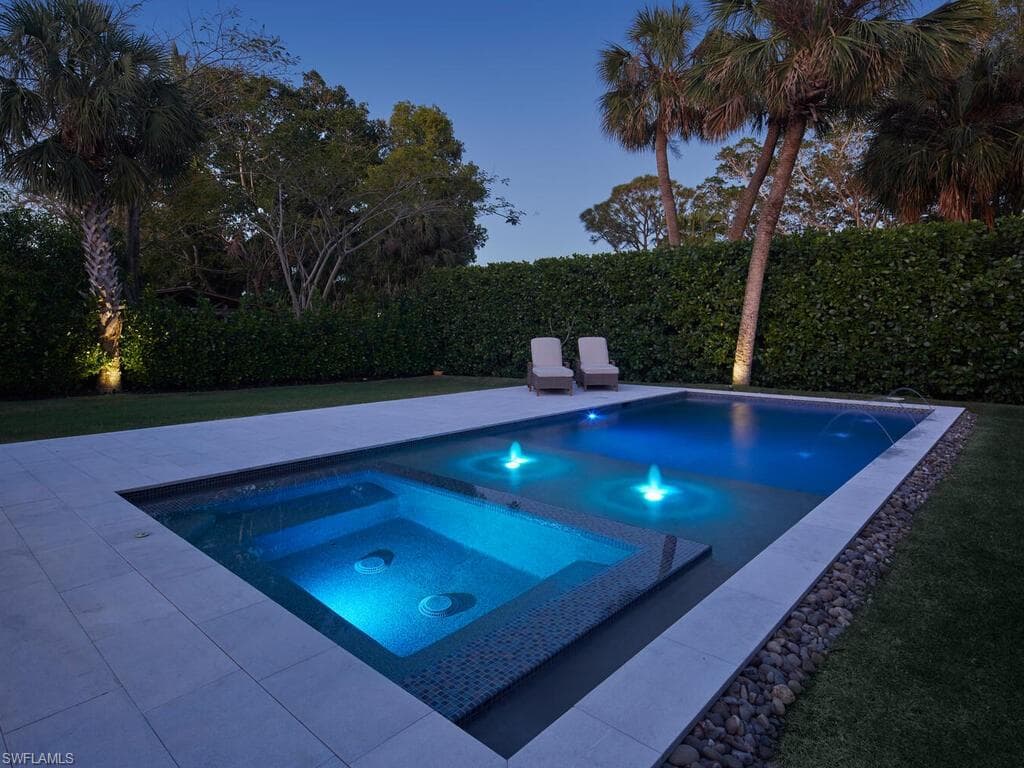 1080 13th St N, Naples, FL 34102-39