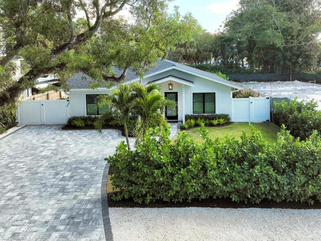 1080 13th St N, Naples, FL 34102-4