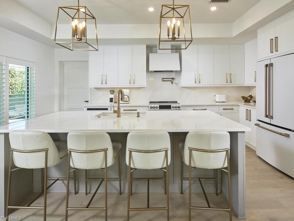 1080 13th St N, Naples, FL 34102-8
