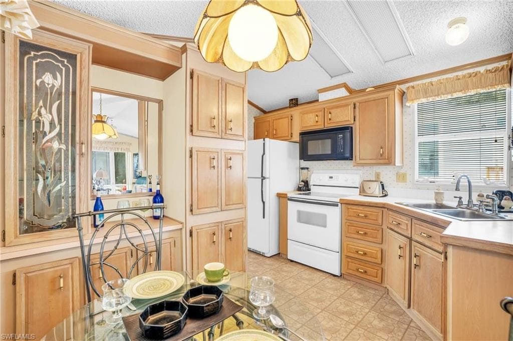 251 Bass Ln, Naples, FL 34114-5
