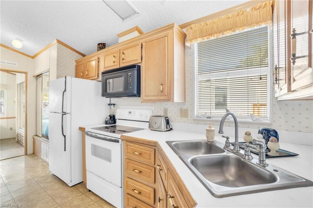 251 Bass Ln, Naples, FL 34114-6