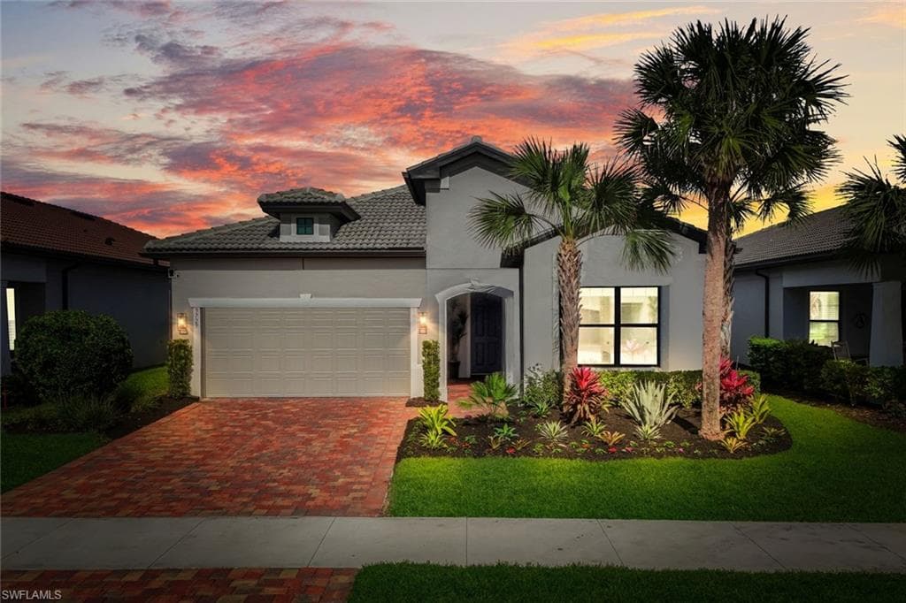 9729 Everglades Dr, Naples, FL 34120-3