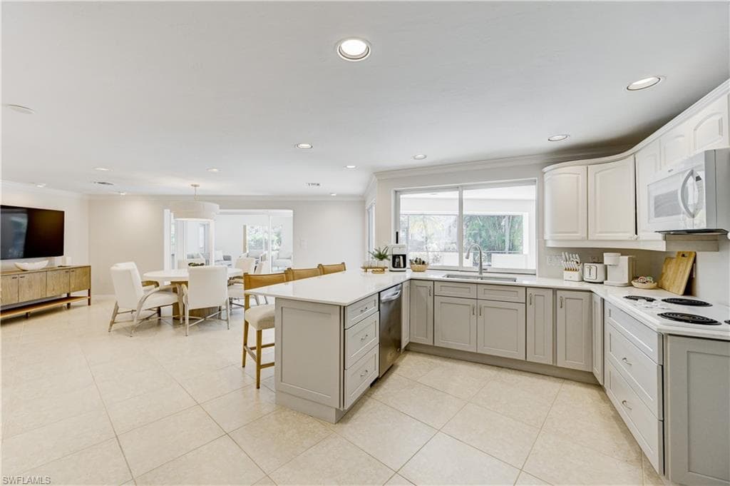 660 14th Ave S, Naples, FL 34102-14