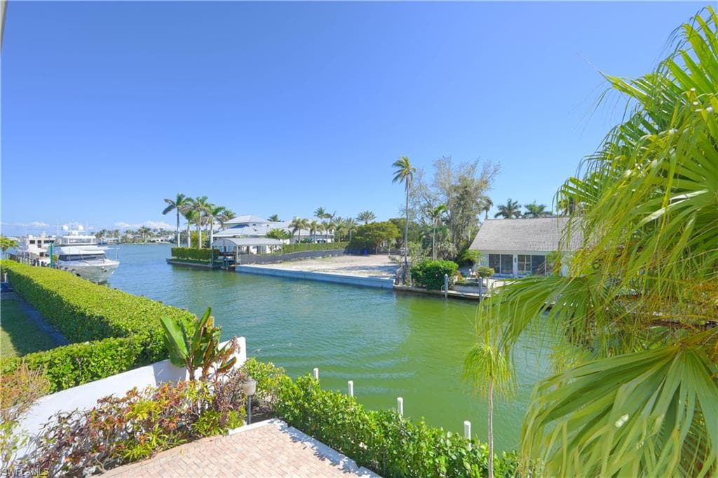 660 14th Ave S, Naples, FL 34102-1