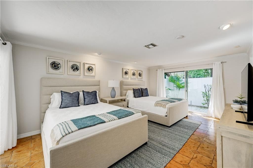 660 14th Ave S, Naples, FL 34102-28