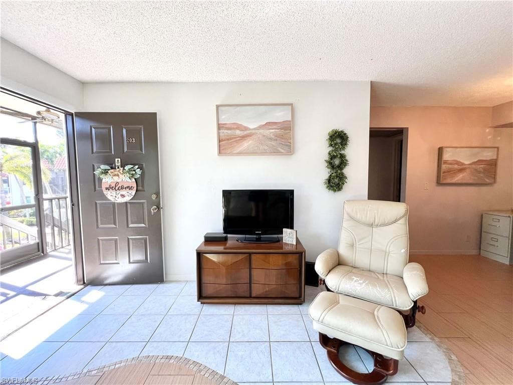 4293 27th Ct SW 203, Naples, FL 34116-8