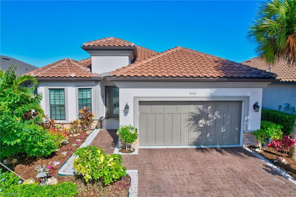 8266 Promoso Ct, Naples, FL 34114-4