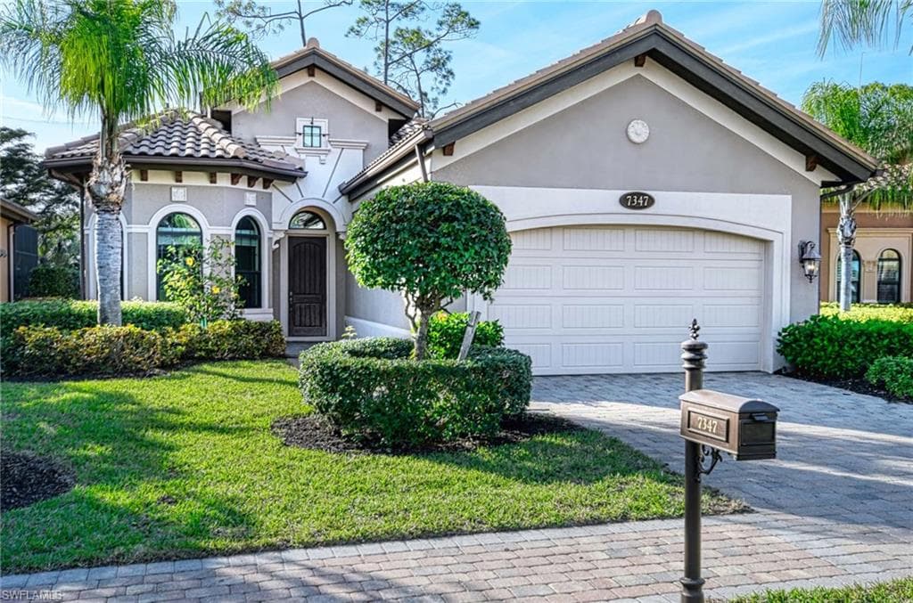 7347 Lantana Cir, Naples, FL 34119-1