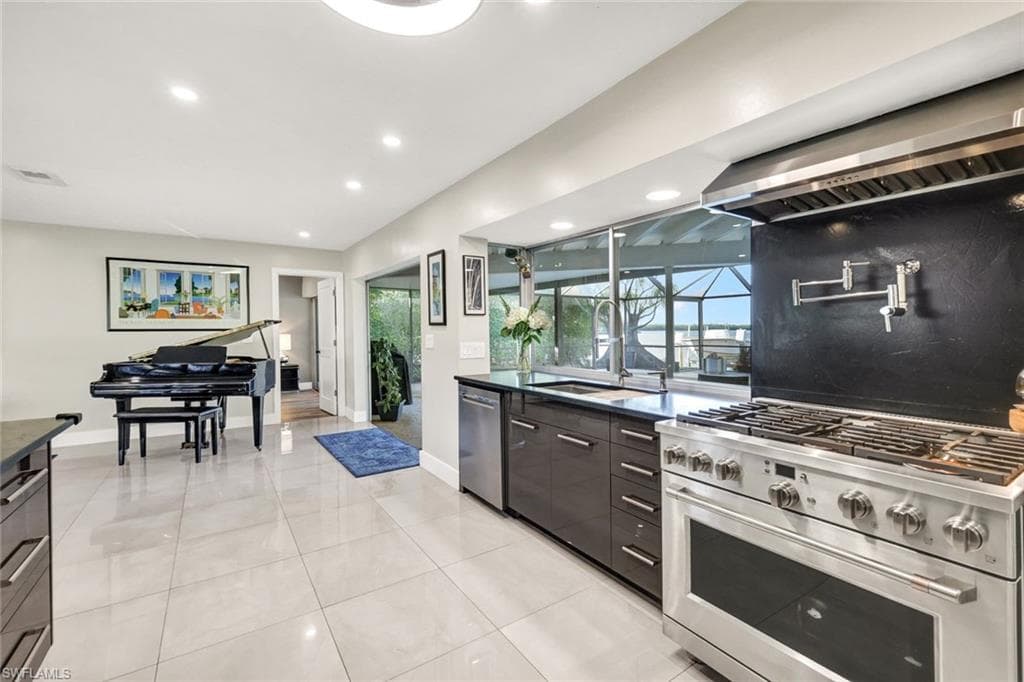 13 Pelican St W, Naples, FL 34113-4
