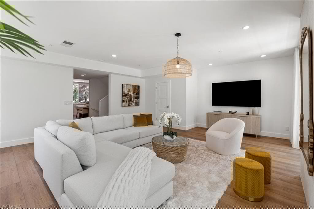888 10th St S 101, Naples, FL 34102-9