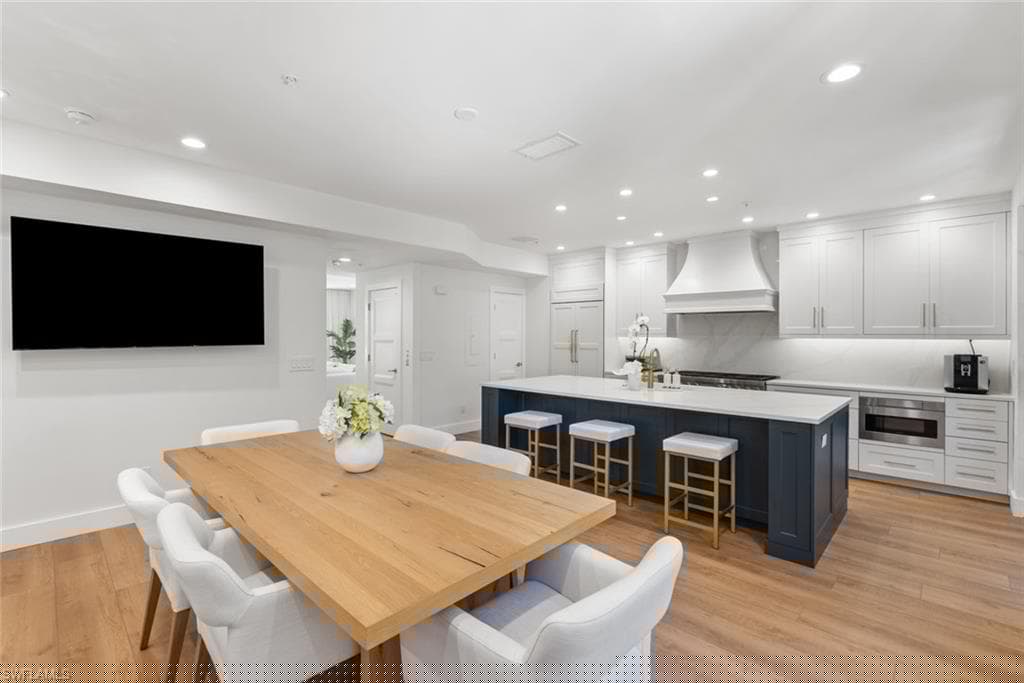 888 10th St S 101, Naples, FL 34102-11