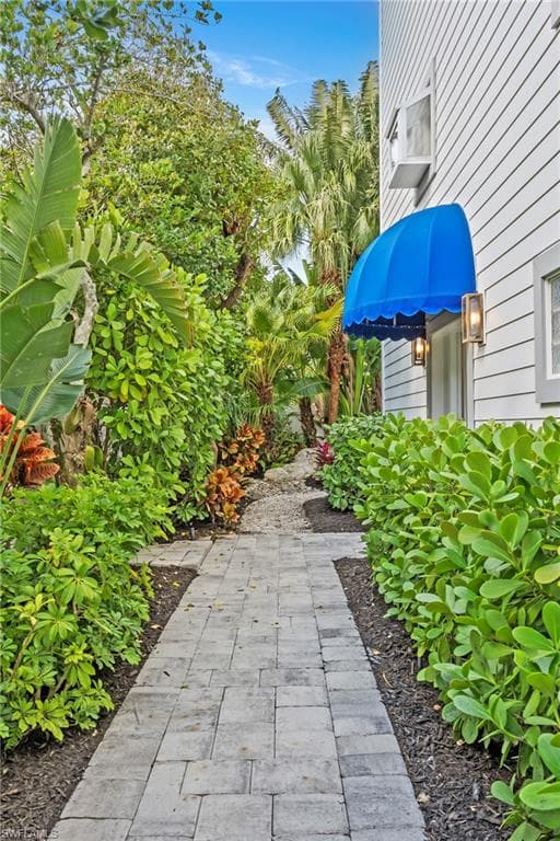 888 10th St S 101, Naples, FL 34102-32