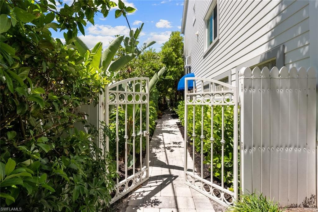 888 10th St S 101, Naples, FL 34102-34
