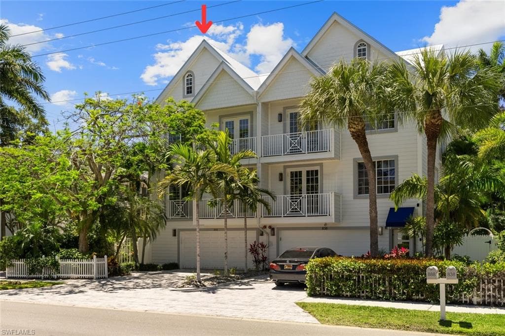 888 10th St S 101, Naples, FL 34102-35