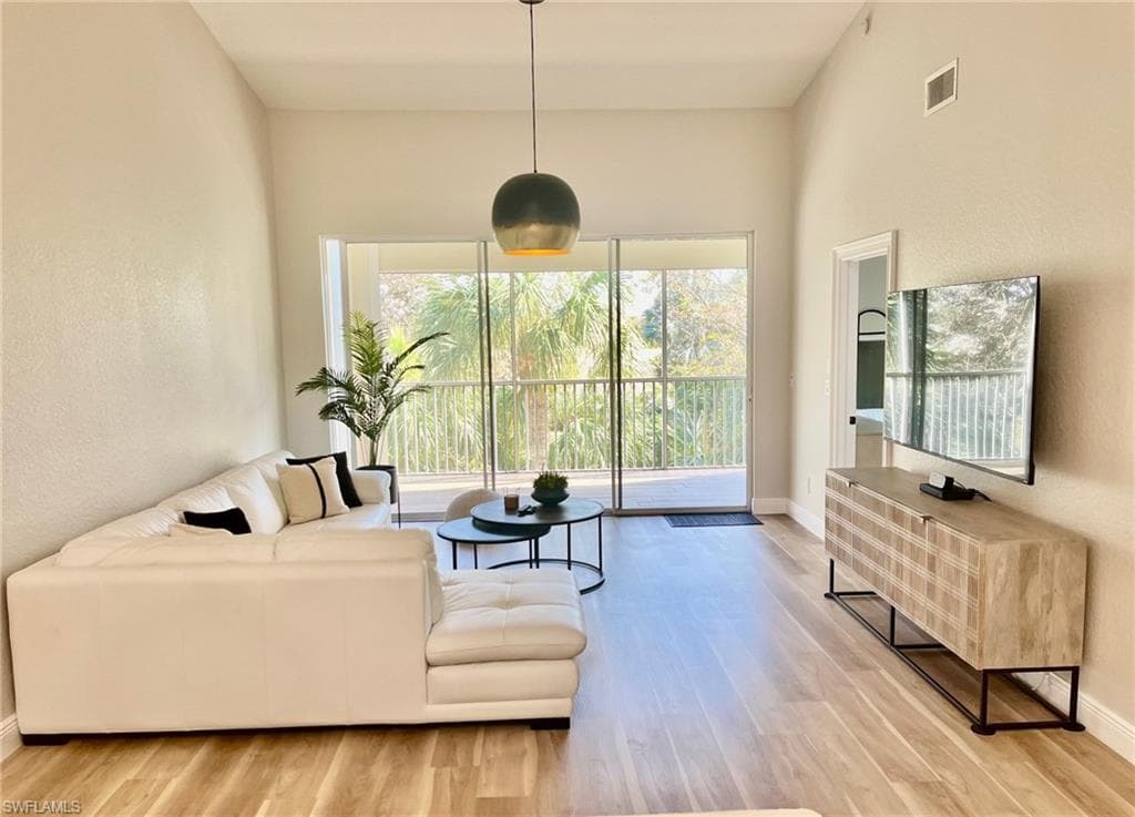 7741 Pebble Creek Cir 302, Naples, FL 34108-9