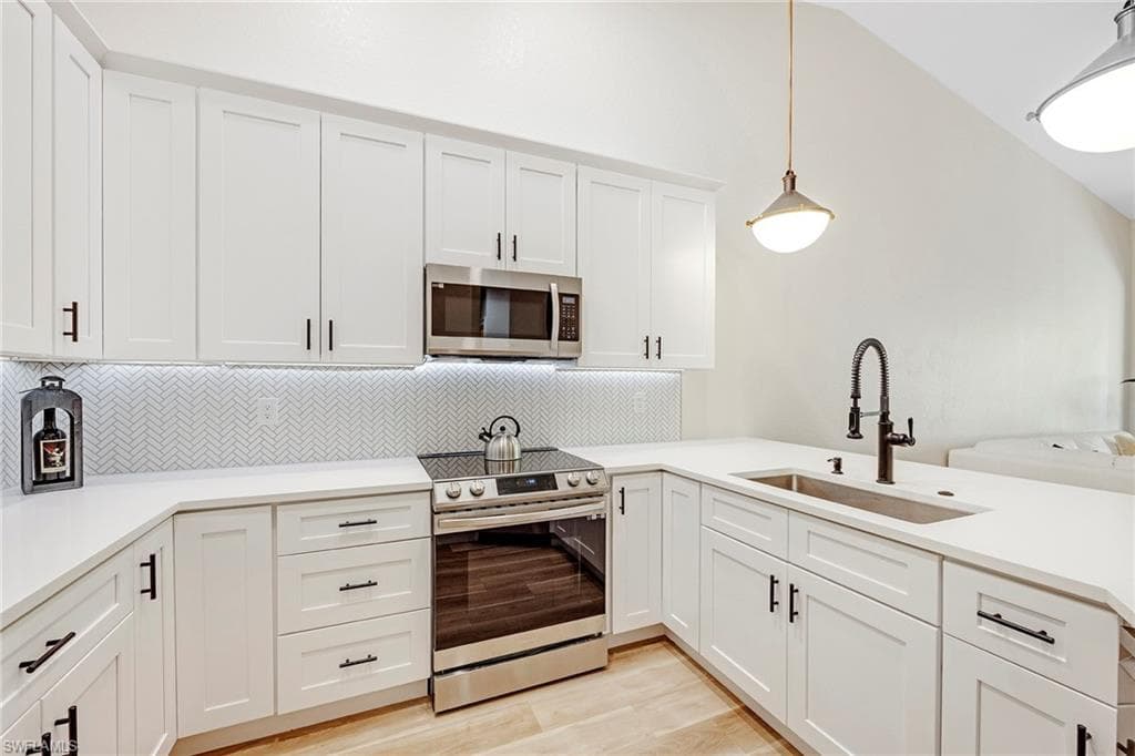 7741 Pebble Creek Cir 302, Naples, FL 34108-4