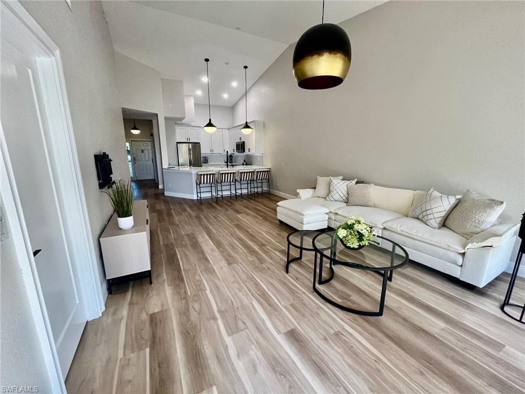 7741 Pebble Creek Cir 302, Naples, FL 34108-7