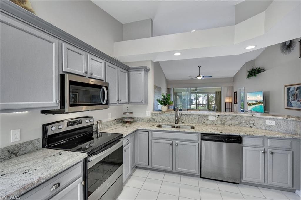 752 Wiggins Lake Dr 201, Naples, FL 34110-9