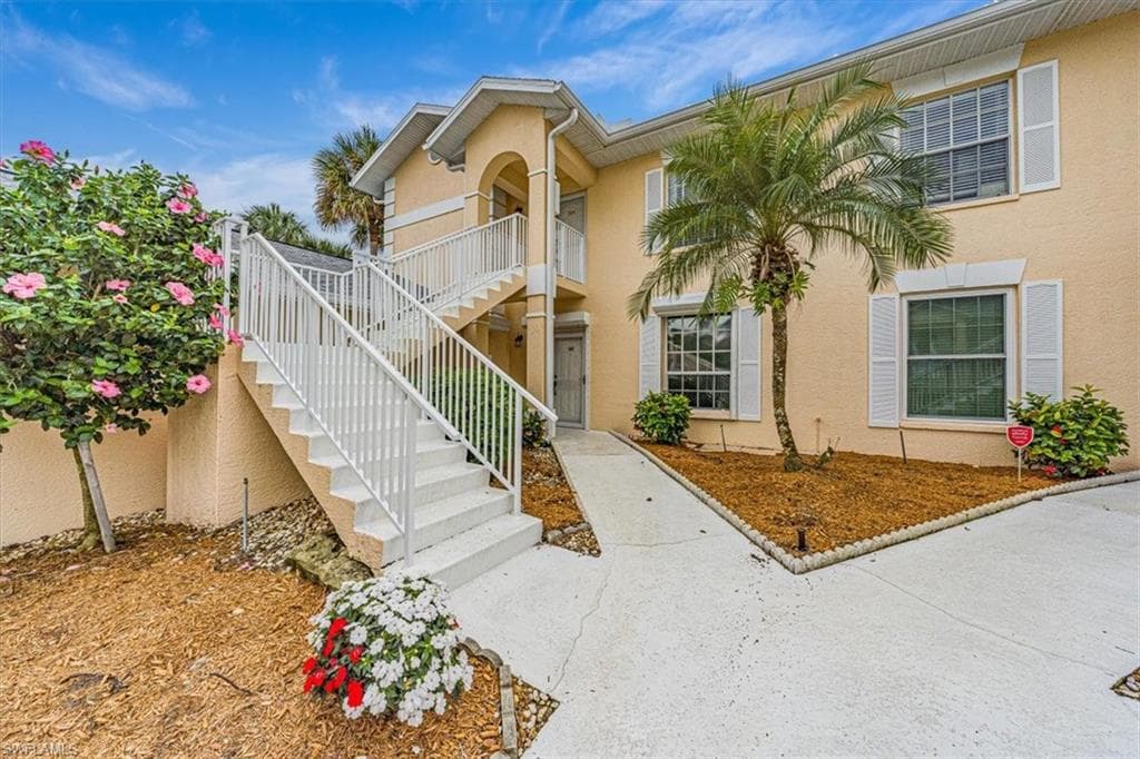 752 Wiggins Lake Dr 201, Naples, FL 34110-29