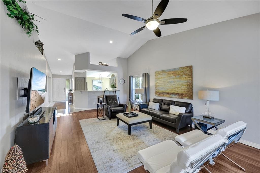 752 Wiggins Lake Dr 201, Naples, FL 34110-4