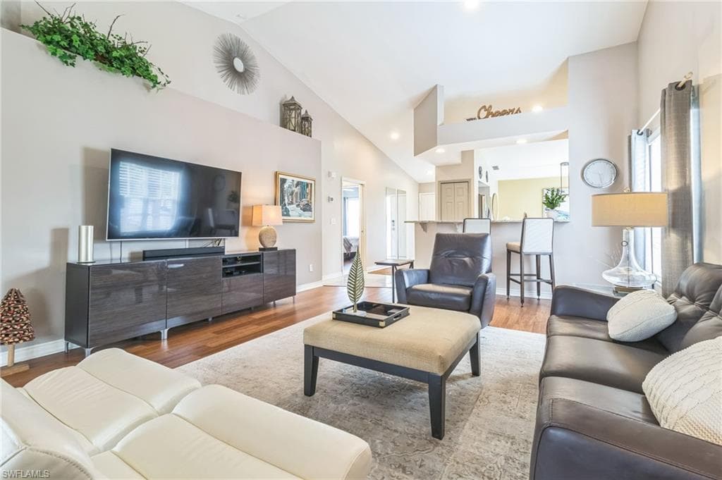 752 Wiggins Lake Dr 201, Naples, FL 34110-5