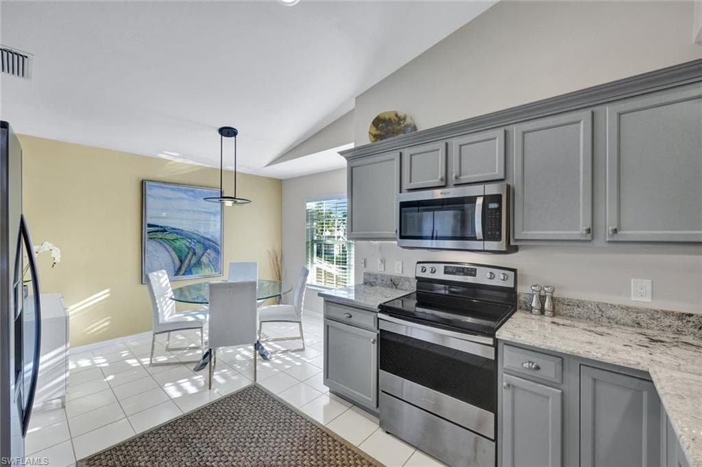 752 Wiggins Lake Dr 201, Naples, FL 34110-8