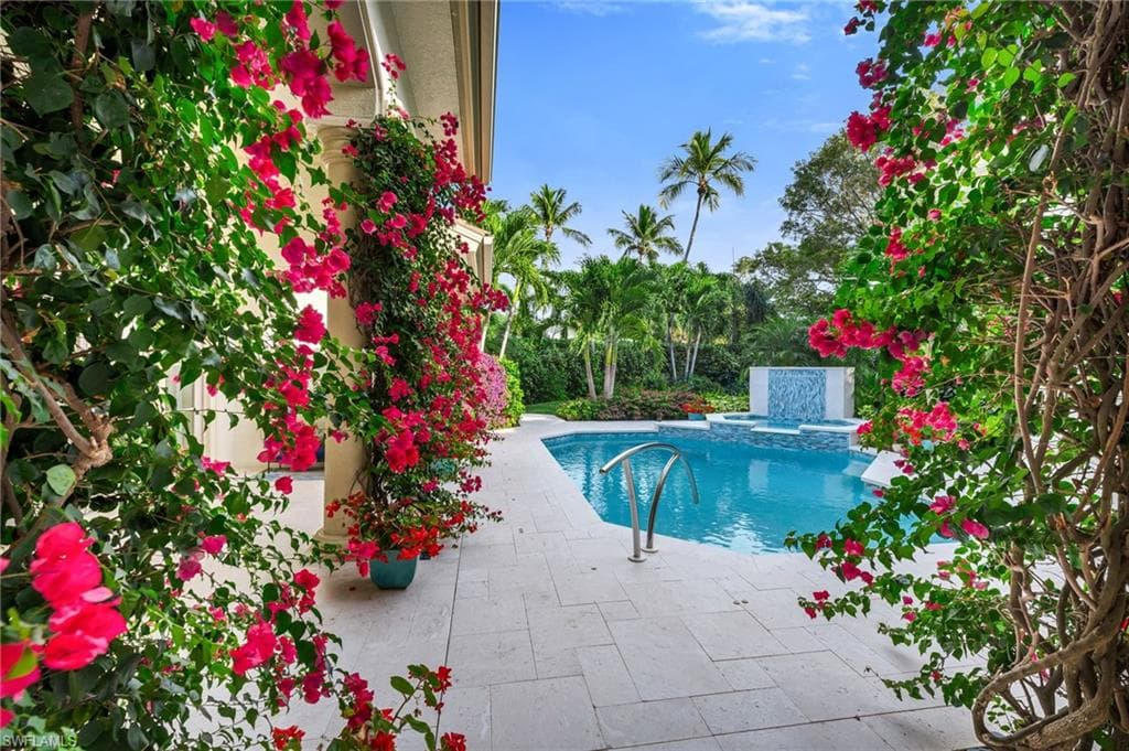 455 1st Ave N, Naples, FL 34102-1