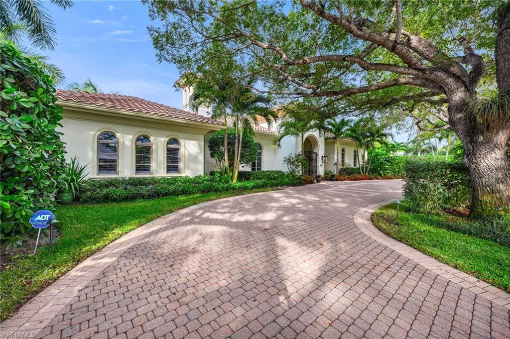455 1st Ave N, Naples, FL 34102-21