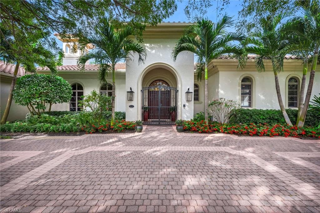 455 1st Ave N, Naples, FL 34102-3