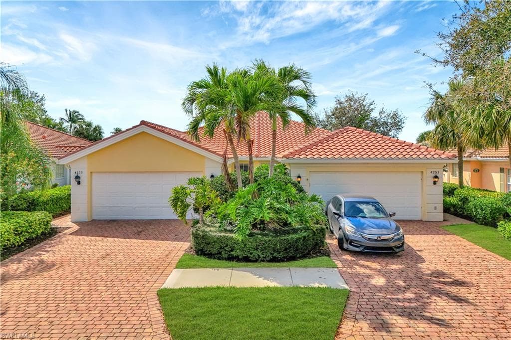 4255 Redonda Ln, Naples, FL 34119-3