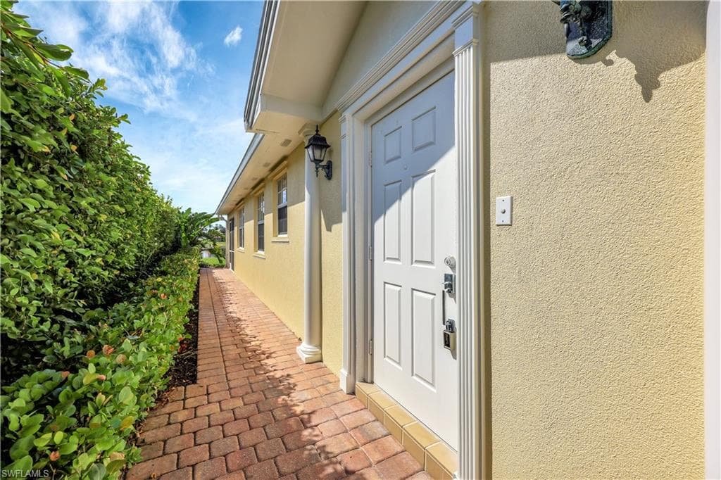 4255 Redonda Ln, Naples, FL 34119-5