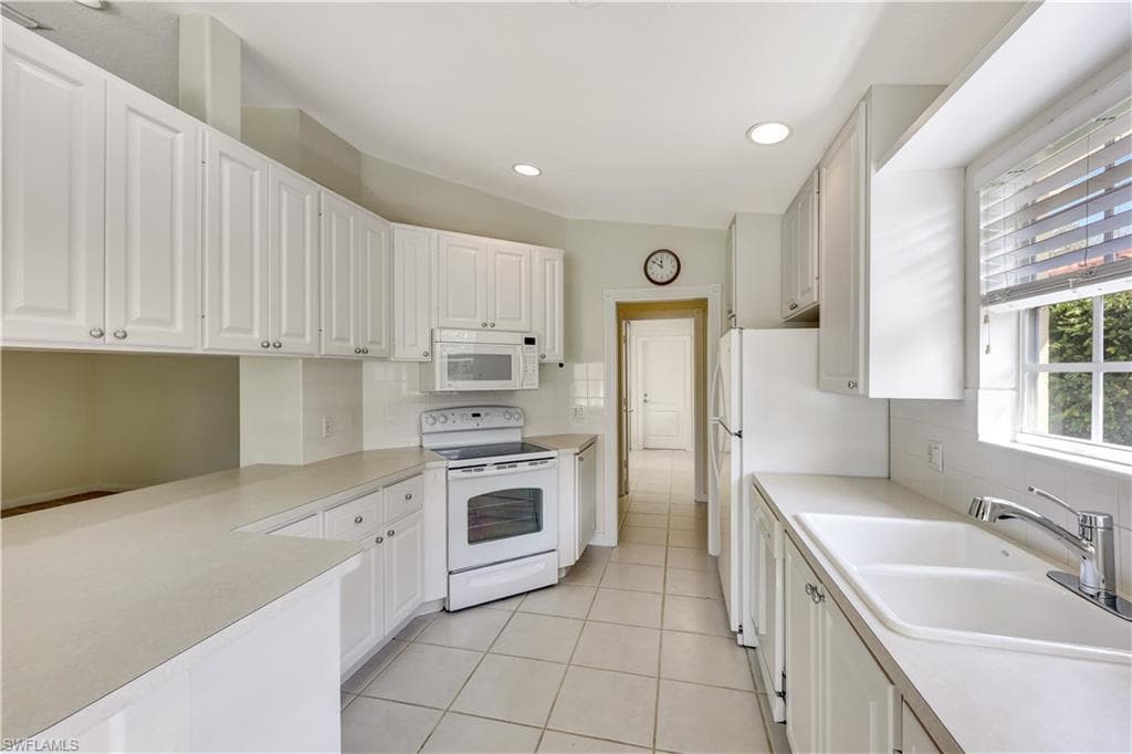 4255 Redonda Ln, Naples, FL 34119-8