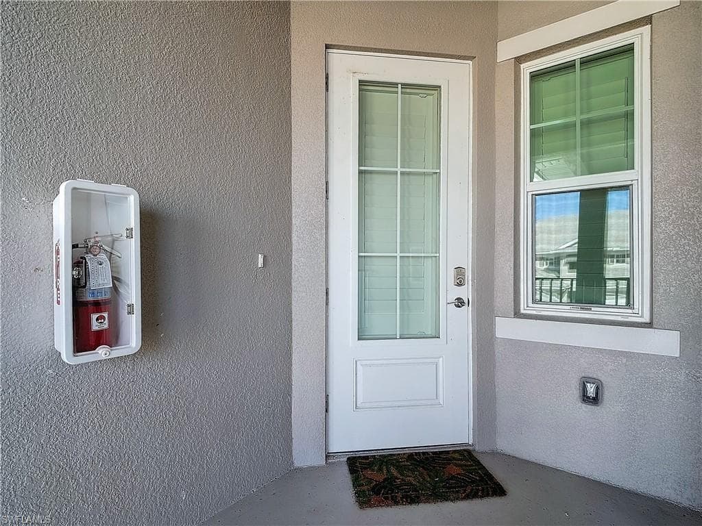 274 Indies Dr E, Naples, FL 34114-4