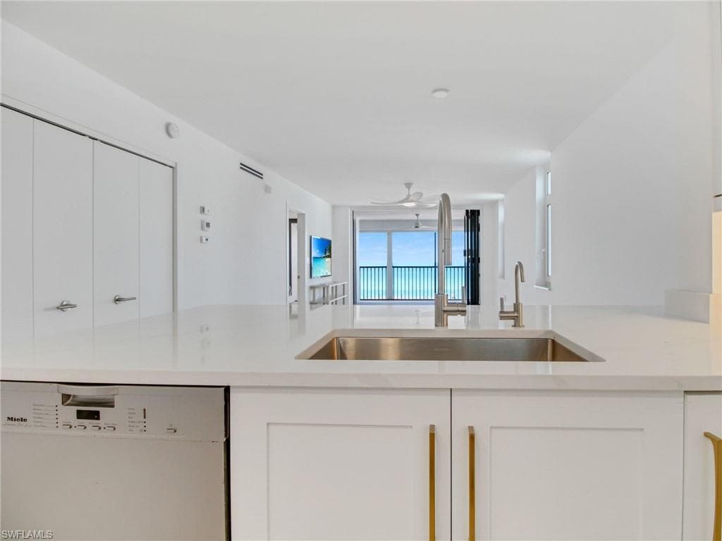 9415 Gulf Shore Dr 102, Naples, FL 34108-9