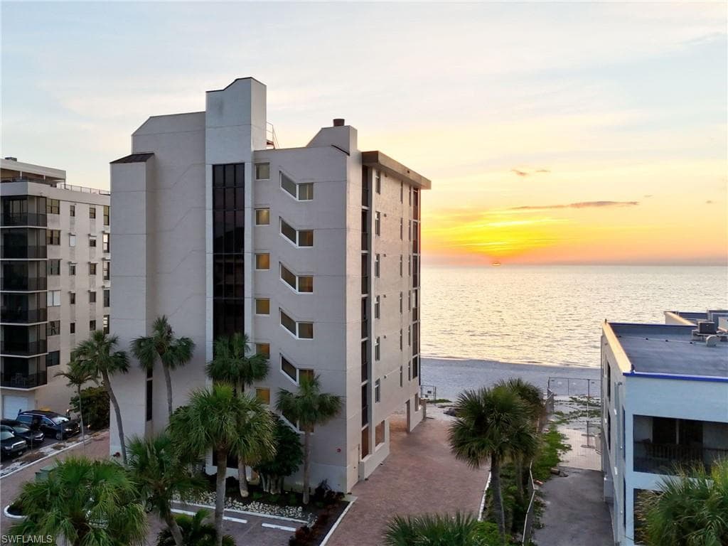 9415 Gulf Shore Dr 102, Naples, FL 34108-25